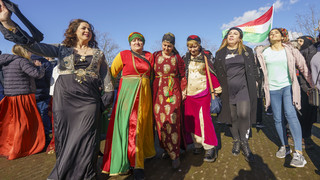 Newroz im Frankfurter Rebstockbad: Tausend kurdische Familien feiern