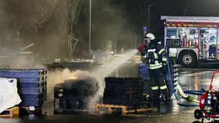 Akku-Brand auf Karlsteiner Industriegelände - verletzter Feuerwehrmann