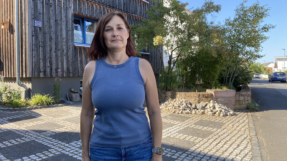 Anwohnerin Dagmar Reinheimer vor Ihrem Haus. Der Steinhaufen hinter ihr: Eine Konsequenz der Ameiseninvasion. Unter den Steinen hatten sich die kleinen Insekten eingenistet. Einen großen Teil des Gartens hat sie mit ihrem Mann umgestaltet. Trotzdem: Sie sind überall. 