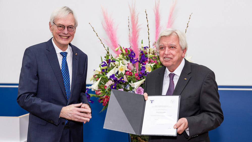 Ex-Ministerpräsident Volker Bouffier bekommt von Dekan Prof. Dr. Wolfgang Weidner eine Ehrenpromotion verliehen.