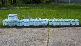 Auto randvoll mit Mineralwasser: Polizei stoppt Fahrer in Frankfurt