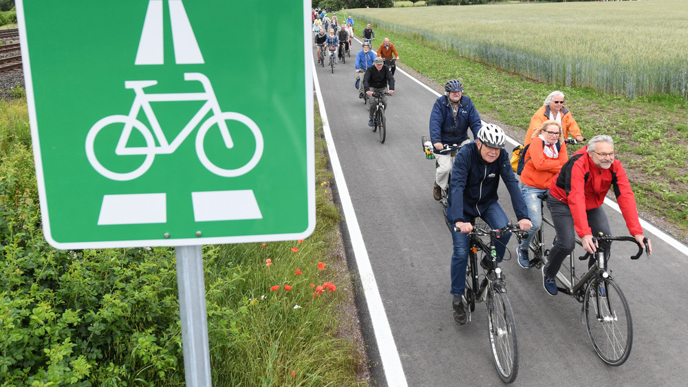 Radfahrer sind bei der Eröffnung eines 3,6 Kilometer langen Teilstücks von Hessens erstem Radschnellweg zwischen Darmstadt-Wixhausen und Egelsbach unterwegs. Der extrabreite Radweg soll künftig die Städte Frankfurt und Darmstadt verbinden