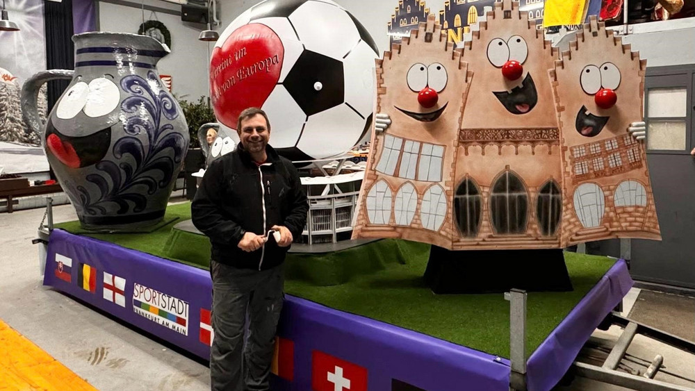 Hier war alles noch an Ort und Stelle: Mario Wollnik, Vizepräsident im Großen Rat der Karnevalvereine, vor dem Riesen-Fußball. 