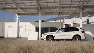 Der BMW iX5 Hydrogen - Wasserstoff kann schnell getankt werden