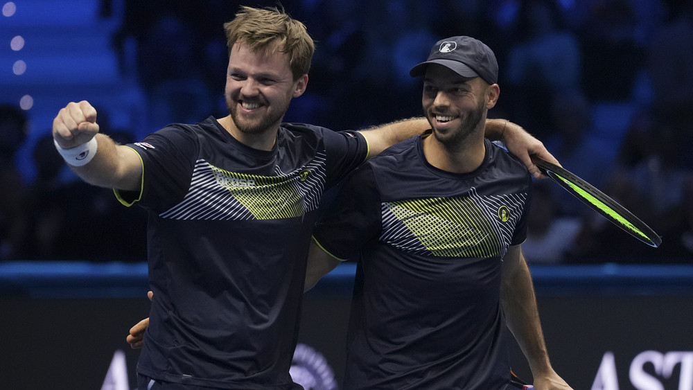 Die deutschen Spieler Kevin Krawietz (l) und Tim Pütz feiern nach ihrem Sieg im Doppel-Finale der ATP World Tour Finals in der Inalpi Arena.