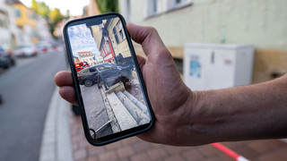 Gas und Bremse verwechselt? Auto kracht in Hauswand