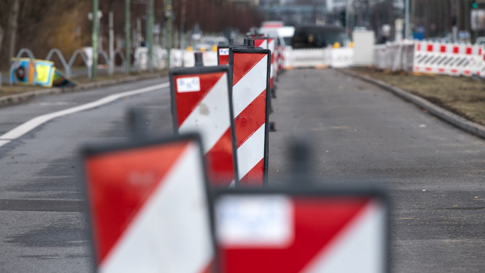 Ein Wasserrohrbruch sorgt seit einer Woche auf dem Wiesbadener Konrad-Adenauer-Ring für Verkehrschaos. Jetzt könnten die Bauarbeiten früher beendet werden. (Symbolbild)