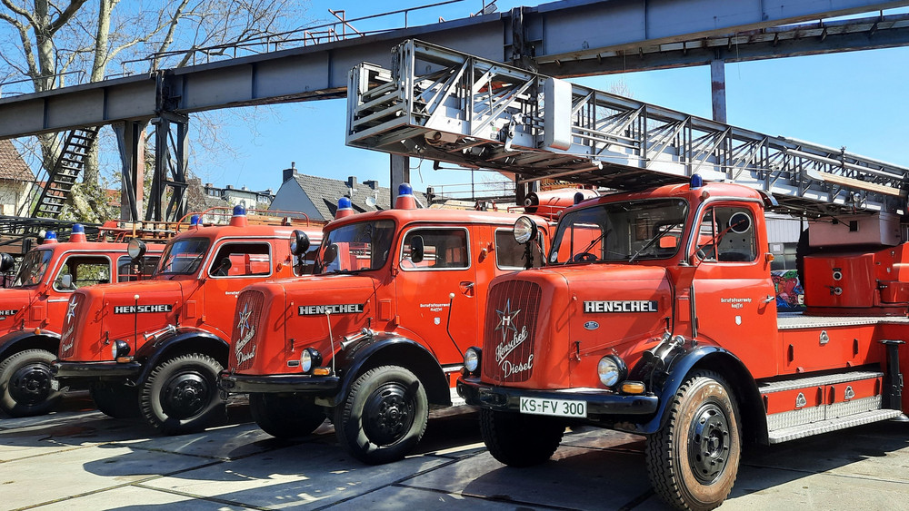Beim Blaulicht-Tag im Technik-Museum Kassel sind Einsatzfahrzeuge verschiedener Rettungsorganisationen zu sehen - und auch historische Modelle.
