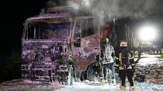 200.000 Euro Schaden: Holzlaster brennt nahe Wildeck komplett aus