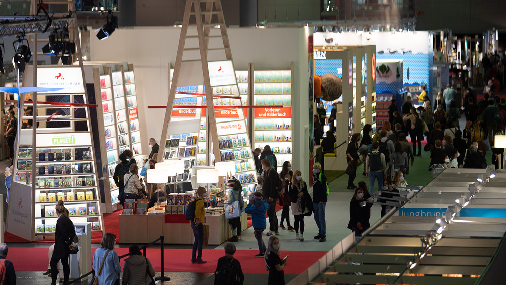 Zu sehen sind Besucher der Frankfurter Buchmesse im Jahr 2021.