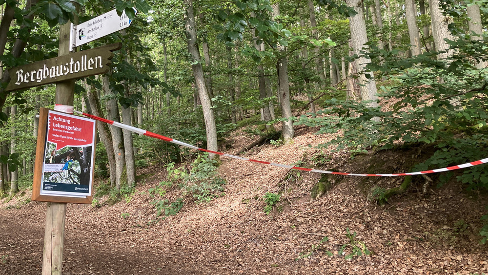 "Achtung Lebensgefahr": Schilder weisen am Burgberg auf das Betretungsverbot für das Waldgebiet hin.