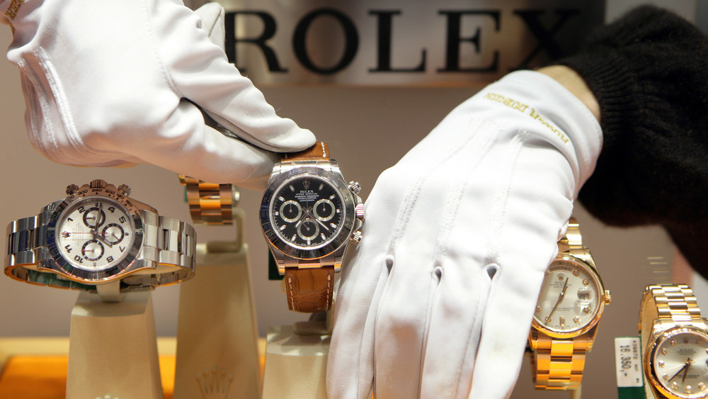 Luxus-Uhren, teure Sportwagen, Designer-Kleider: Das Geschäft mit dem Luxus boomt weltweit.  