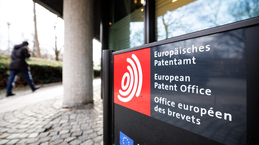 Das Logo mit dem dreisprachigen Schriftzug «Europäisches Patentamt - European Patent Office - Office europeen des brevets» vor dem europäischen Patentamt. Hier sinken die deutschen Patentanmeldungen (Archivbild).