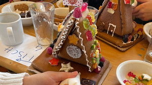 Hier könnt Ihr Euer eigenes Lebkuchenhaus basteln
