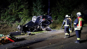 20-Jähriger kommt von der Fahrbahn ab: Drei Personen schwer verletzt