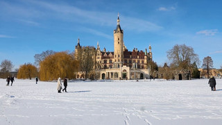 Spaziergang ums Schweriner Schloss: Sonne und Schnee im Norden