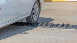 Sperre mit Metallzinken: Parkplatz-Besitzerin lässt Falschfahrern ihre Reifen zerstechen