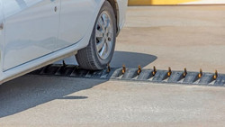 Sperre mit Metallzinken: Parkplatz-Besitzerin lässt Falschfahrern ihre Reifen zerstechen