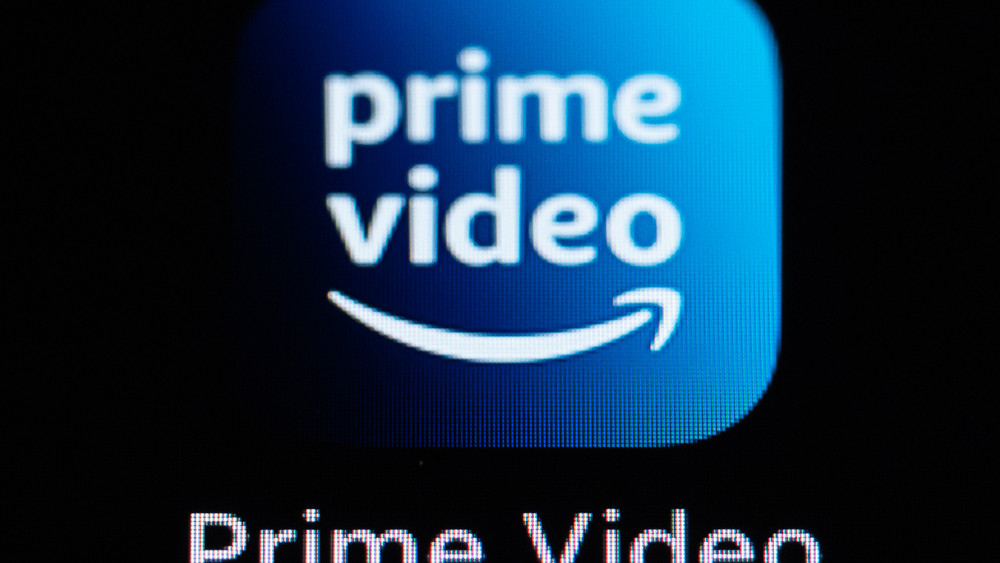 Die Applikation App Amazon Prime Video ist auf dem Display eines iPhone SE zu sehen.