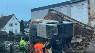 Bauarbeiten in Friedrichsdorf: Bagger bricht durch Kellerdecke