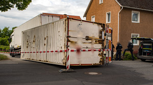 Fels wirft LKW um - Was ist in Laubach passiert?