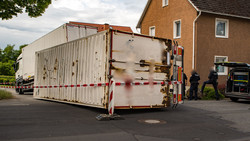 Fels wirft LKW um - Was ist in Laubach passiert?