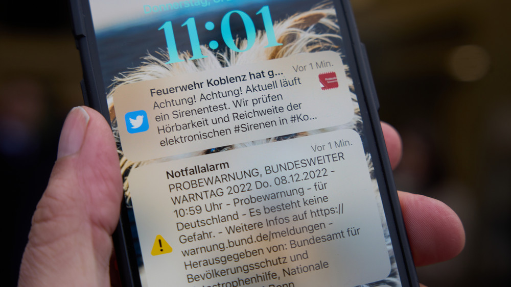 Eine Cell-Broadcast-Botschaft ist am allgemeinen Warntag, 08.12.2022 kurz nach 11 Uhr auf dem Display eines Smartphones zu sehen. 