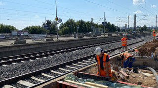 Riedbahn: Bahnhöfe zwischen Mosaik und Barrierefreiheit