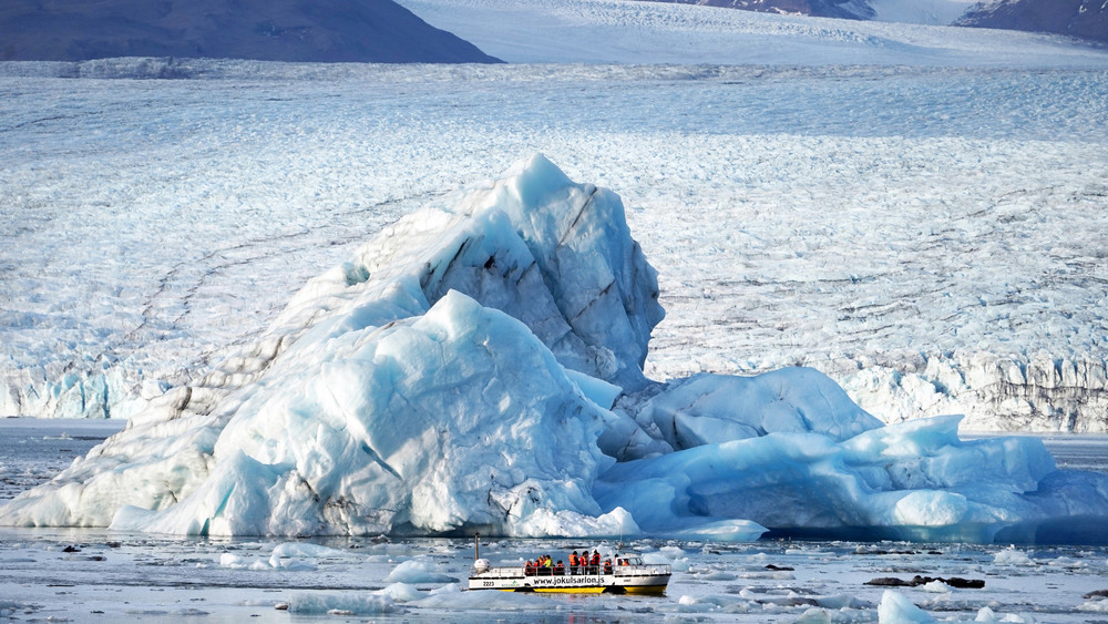 Die Gegend um die Gletscherlagune Jökulsarlon auf Island ist bei Touristen beliebt. Ein Highlight: Geführte Touren durch Eishöhlen.