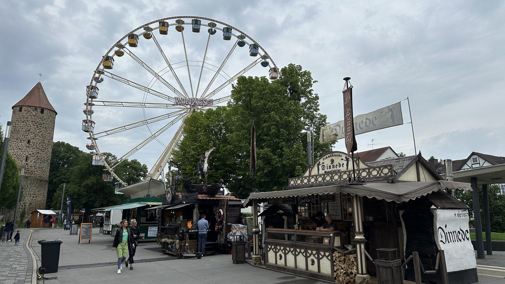 Das Riesenrad beim Hessentag 2024 im Kern der Stadt.