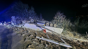 Unfall auf der A3 bei Idstein - Lastwagen voll mit Madarinen kippt um