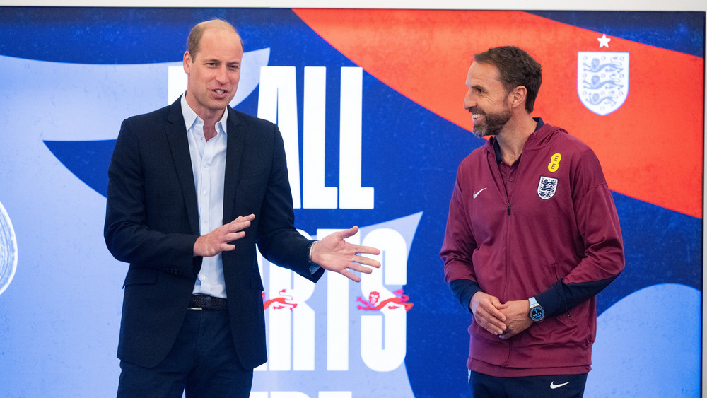 Der britische Prinz William (l) spricht neben Englands Nationaltrainer Gareth Southgate während eines Besuchs im St. George's Park.