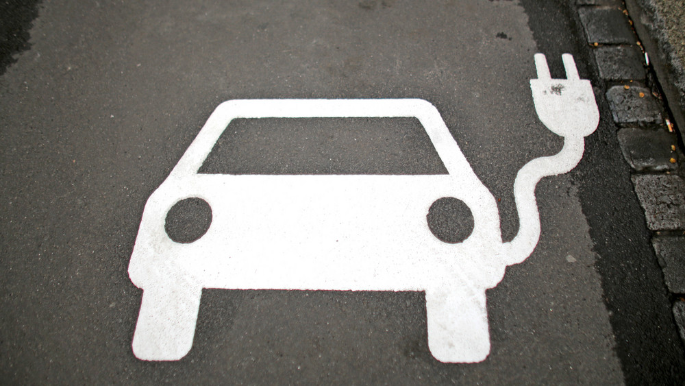 Bei den Schnellladepunkten konnte sich Hessen verbessern (Symbolbild)