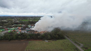 Bei Mannheim: Brennender Müllhaufen sorgt für riesige Rauchsäule