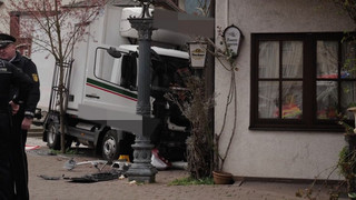Mutter und Kind tot – Lkw rast in Fußgänger in Schramberg