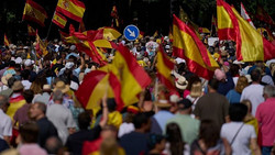 Tausende demonstrieren in Madrid: Rücktritt von Spaniens Regierungschef Sánchez gefordert