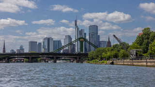 Sportlerin schwimmt 200 Kilometer von Frankfurt nach Köln