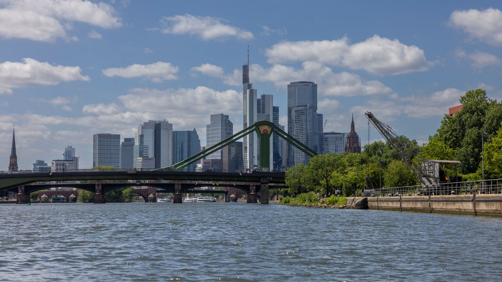 Sportlerin schwimmt 200 Kilometer von Frankfurt nach Köln