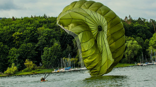 Spektakuläre Bundeswehr-Übung: Fallschirmjäger landen im Edersee