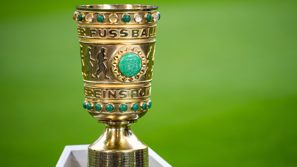 Der DFB-Pokal steht auf einem Podest