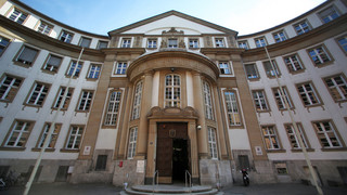 Angeklagte bestreitet Schuld: Prozess um toten Jungen vor 35 Jahren