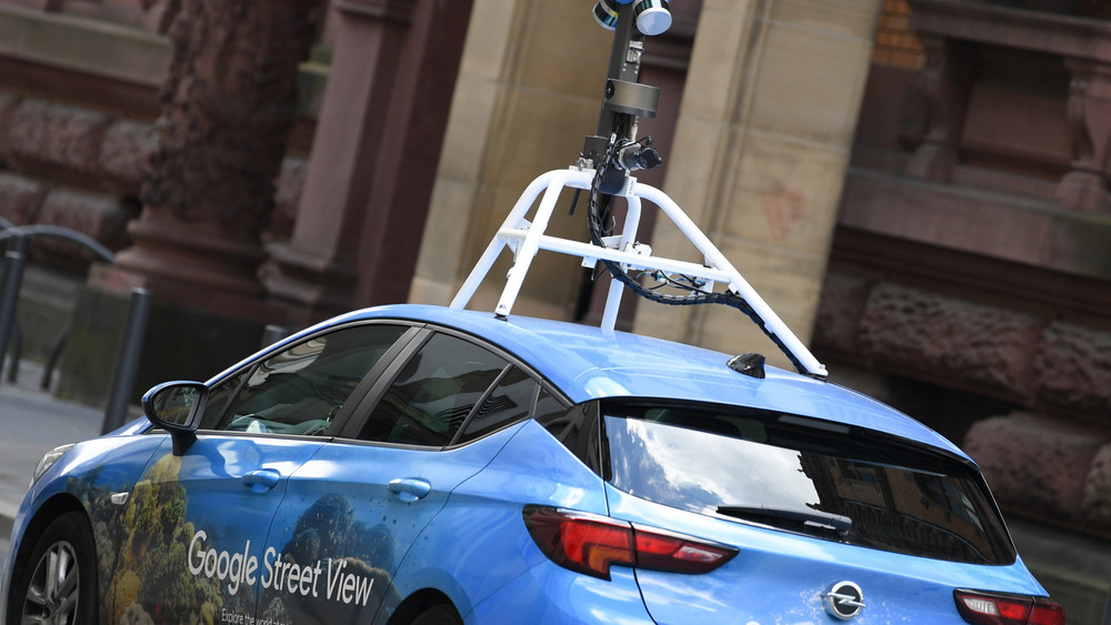 Mit einer auffälligen Kamera auf dem Dach fährt ein Auto von Google Street-View durch Frankfurt (Archivbild).