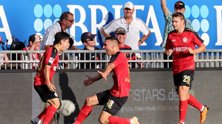 Nach 1:0 Sieg gegen Karlsruhe: Wehen Wiesbaden Zweitliga-Spitzenreiter