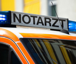 Limburg: Zeitungszustellerin vom eigenem Auto überrollt