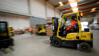 Diebe fliehen in Darmstadt mit Gabelstapler vom Tatort