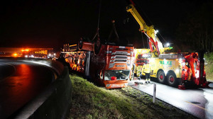 LKW landet auf Dach - Sperrung nach Unfall am Westkreuz Kassel