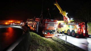 LKW landet auf Dach - Sperrung nach Unfall am Westkreuz Kassel