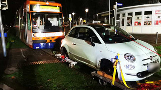 Frau fährt in Ludwigshafen mit Auto durch Straßenbahn-Tunnel