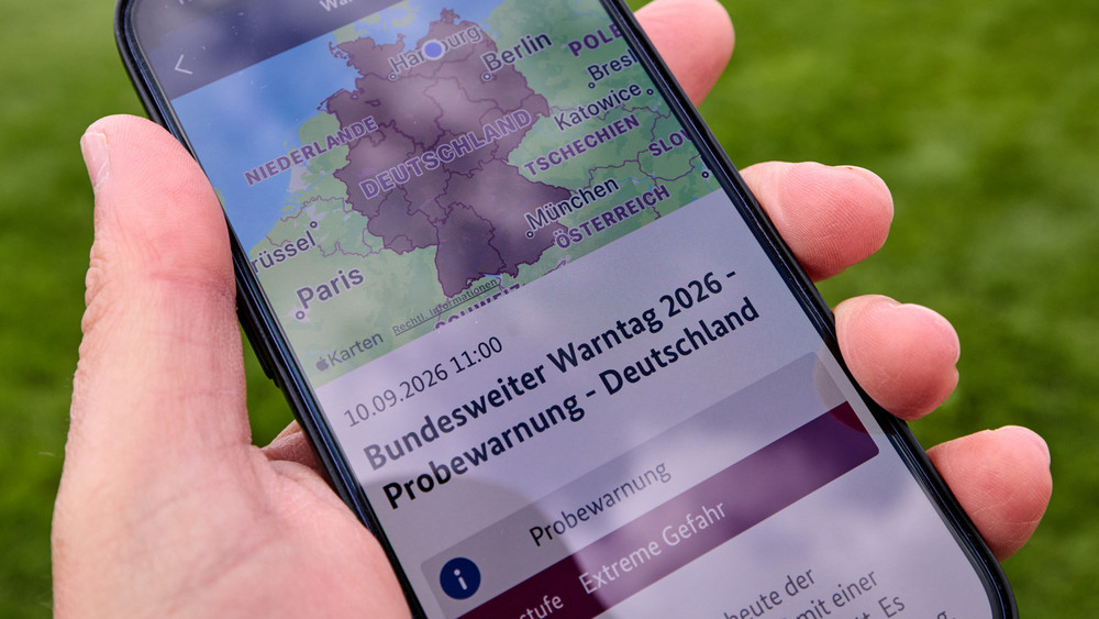 Auf einem Handy ist die Warnmeldung der NINA-App zu sehen. 