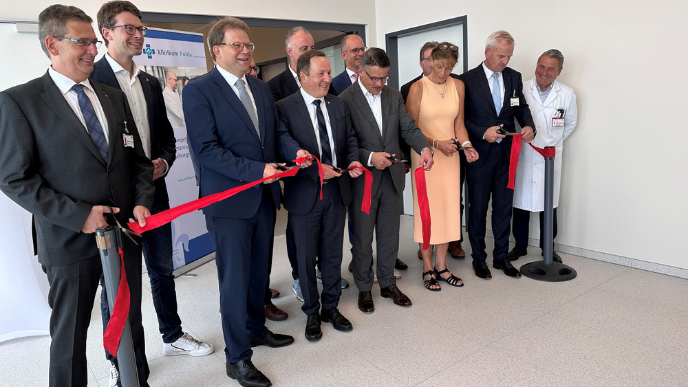 Am Klinikum Fulda ist heute der neue Campus für die Ausbildung von Medizinstudentinnen und -studenten eröffnet worden, unter anderem von Hessens Ministerpräsidenten Boris Rhein (vierter von rechts). 